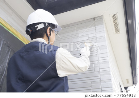 Painter who paints the outer wall of a detached house Painter who paints the outer wall of a detached house 77654918