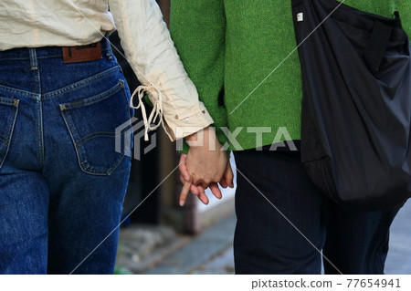 Connected hands, lovers, entwined fingers, couples, couples, men and women, date, back view 77654941