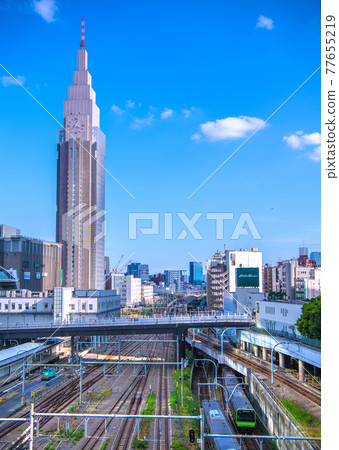 日本東京城市景觀 俯瞰ntt Docomo 代代木大樓和火車 照片素材 圖片 圖庫