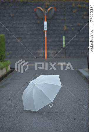 雨(垂直位置在傘中心) 雨(垂直位置在傘中心) 77655384