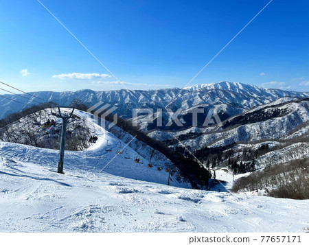 Gransnow Okuibuki Ski Resort: Fine weather and slopes from the top Gransnow Okuibuki Ski Resort: Fine weather and slopes from the top 77657171