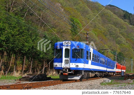 在山中奔跑的富士急行線 在山中奔跑的富士急行線 77657640
