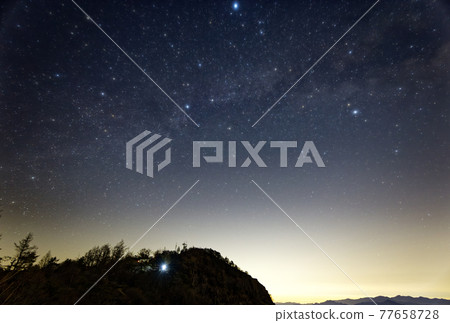Mitsutogeyama summit and starry sky 77658728