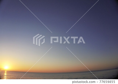 海岸的日出 77659855