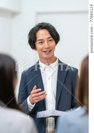 Business women's meeting explanation meeting 3 people standing talk standing business women's meeting explanation Mi Business women's meeting explanation meeting 3 people standing talk standing business women's meeting explanation Mi 77660124