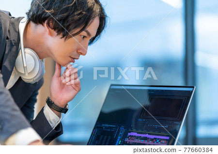 視頻/視頻創作者男性筆記本電腦視頻製作 視頻/視頻創作者男性筆記本電腦視頻製作 77660384