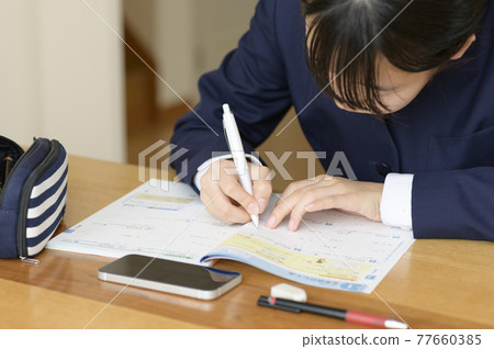 使用智能手機學習的初中生 使用智能手機學習的初中生 77660385