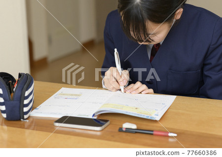 使用智能手機學習的初中生 77660386