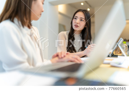 A female business scene explaining the floor plan of a house A female business scene explaining the floor plan of a house 77660565