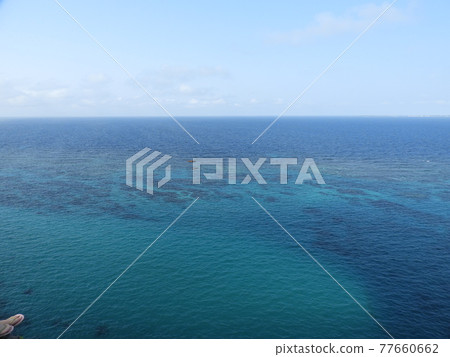 從伊良部島的懸崖上眺望宮古島海景 從伊良部島的懸崖上眺望宮古島海景 77660662