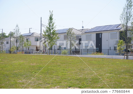 A view of an eco-friendly nearby house with solar panels installed from Okamuranishi Park, which is rich in nature A view of an eco-friendly nearby house with solar panels installed from Okamuranishi Park, which is rich in nature 77660844