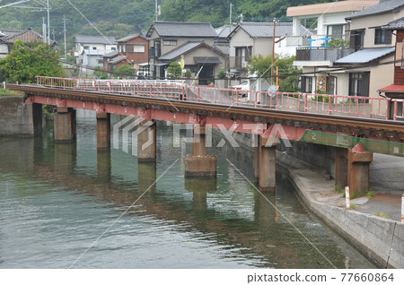 海邊的鐵橋 77660864