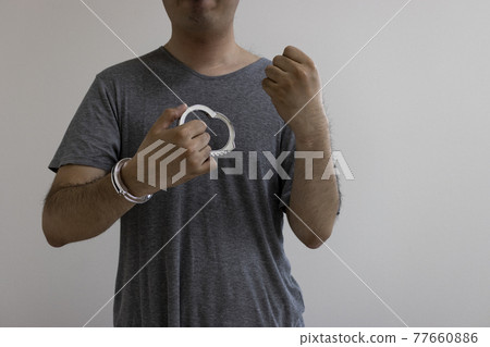 A man (30's, Japanese) who removed his handcuffs. Image of jailbreak 77660886