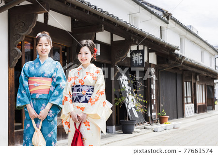 A young woman wearing a kimono and sightseeing on a women's trip [Kitsuki City] 77661574