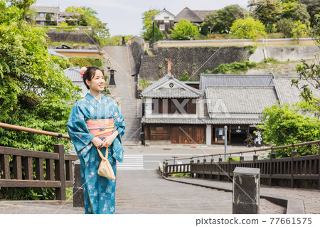 一位穿著和服的年輕女子在女性旅行中觀光[杵築市] 77661575