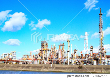 Scenery of Yokkaichi City, a complex of factory facilities 77662536