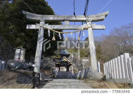 以晴朗的藍天為背景 前往筑波山神社的鳥居 照片素材 圖片 圖庫