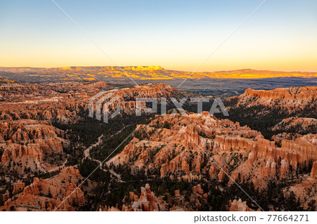 Bryce Canyon before dusk 77664271