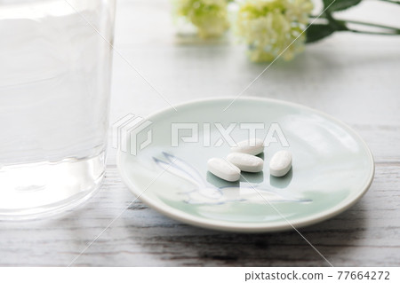 Taking anti-cancer drug tablets after breakfast and dinner 77664272