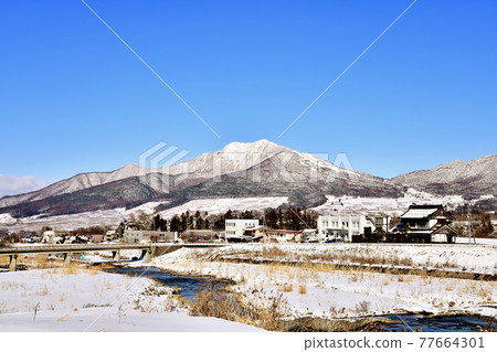 Honami Ohashi / Looking toward Mt. Kosha from the vicinity of Yomase River (Yamanouchi Town, Nagano Prefecture) [2021.1] 77664301