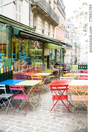 五顏六色的椅子和桌子在法國巴黎街頭的一家咖啡館前排成一排 五顏六色的椅子和桌子在法國巴黎街頭的一家咖啡館前排成一排 77665764