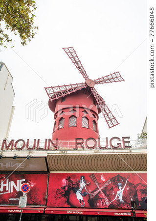 與風車的紅磨坊在巴黎，法國街道上 77666048