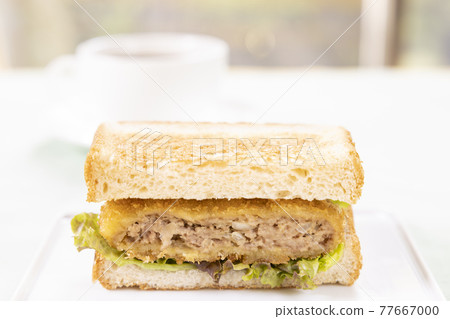 美味的 Menchi-katsu 三明治和熱咖啡 77667000