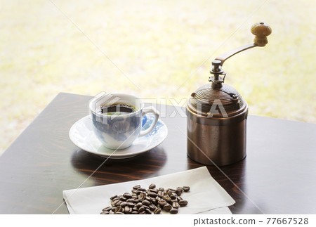 咖啡休息時間咖啡杯、咖啡磨和豆類圖像素材 77667528