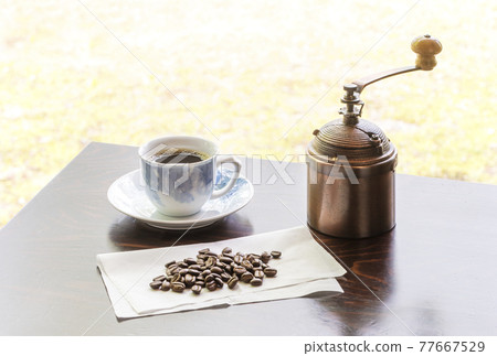 咖啡休息時間咖啡杯、咖啡磨和豆類圖像素材 77667529