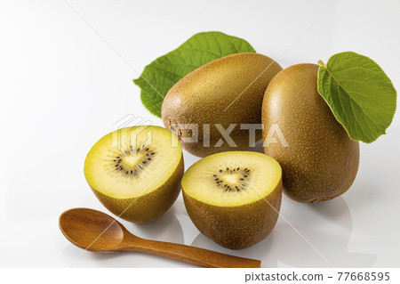 金獼猴桃葉子和切片獼猴桃 金獼猴桃葉子和切片獼猴桃 77668595