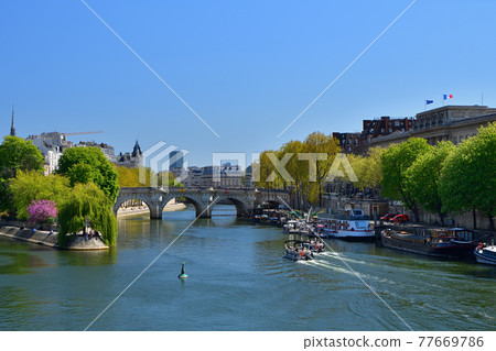 法國巴黎西特島上的 Square du Vert-Gallan，攝於 2021 年 4 月 23 日 77669786