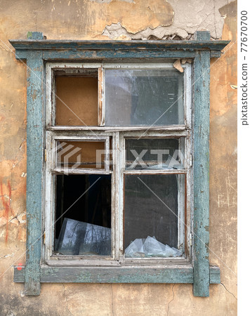 Broken window of an old house. The house is ready for demolition 77670700