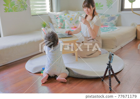 桌上的嬰兒和帶咖啡杯的遠程工作母親 77671179
