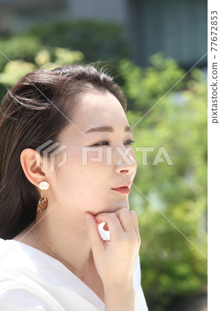 Beautiful woman greenback from a distant point of view Beautiful woman greenback from a distant point of view 77672853