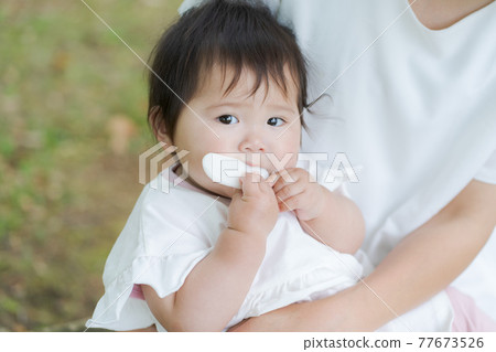 Baby snacks outside play 77673526