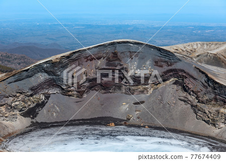 Miyagi Zao's Okama Frozen crater lake Goshikinuma and Goshikidake 77674409