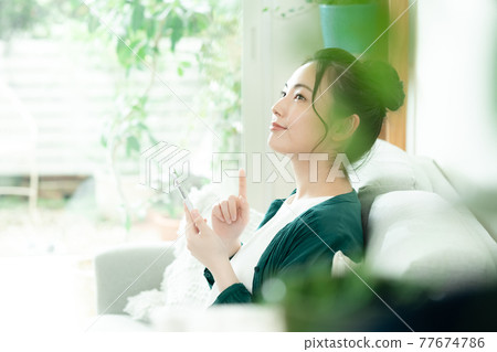 看智能手機的少婦 77674786