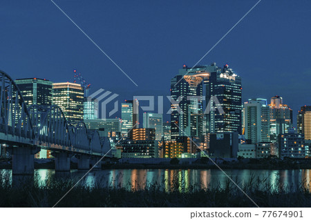 從淀川河床看大阪站周圍的摩天大樓 Cityscape Night view 77674901