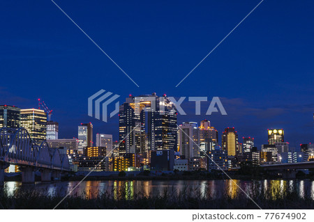 從淀川河床看大阪站周圍的摩天大樓 Cityscape Night view 77674902
