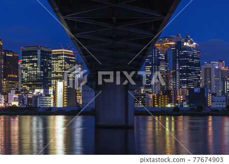 從NTT十三橋城市景觀夜景下看到的大阪站周圍的摩天大樓 77674903