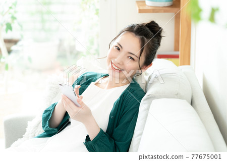 看智能手機的少婦 看智能手機的少婦 77675001