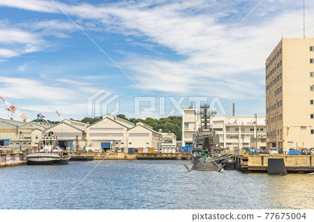 [Kanagawa / Yokosuka] Pure wrap type tugboat and Maritime Self-Defense Force Soryu type submarine and Enshu type multipurpose support ship. 77675004