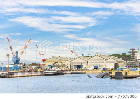 [Kanagawa / Yokosuka] The US Navy's Valiant-class tugboat Puyallup and the tower crane in the background. 77675006