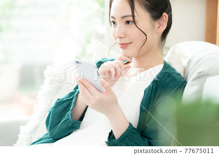 看智能手機的少婦 看智能手機的少婦 77675011