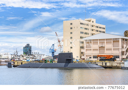 [神奈川 / 橫須賀] 潛艇隆潮停泊在橫須賀海軍設施的海上自衛隊第 2 潛艇艦隊司令部前。 77675012