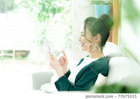 看智能手機的少婦 看智能手機的少婦 77675015