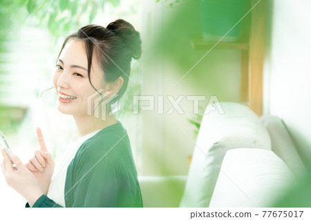 看智能手機的少婦 看智能手機的少婦 77675017
