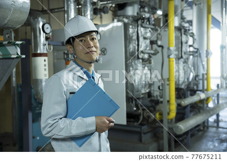 男工人檢查工廠 男工人檢查工廠 77675211