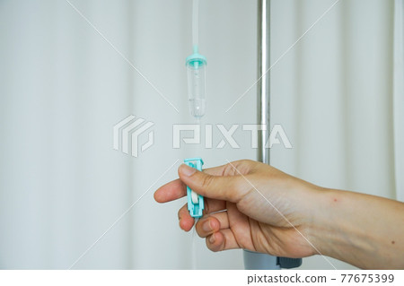 <Medical care> A nurse who adjusts the speed of infusion <Medical care> A nurse who adjusts the speed of infusion 77675399