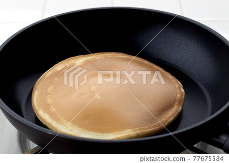 熱蛋糕和煎鍋 熱蛋糕和煎鍋 77675584